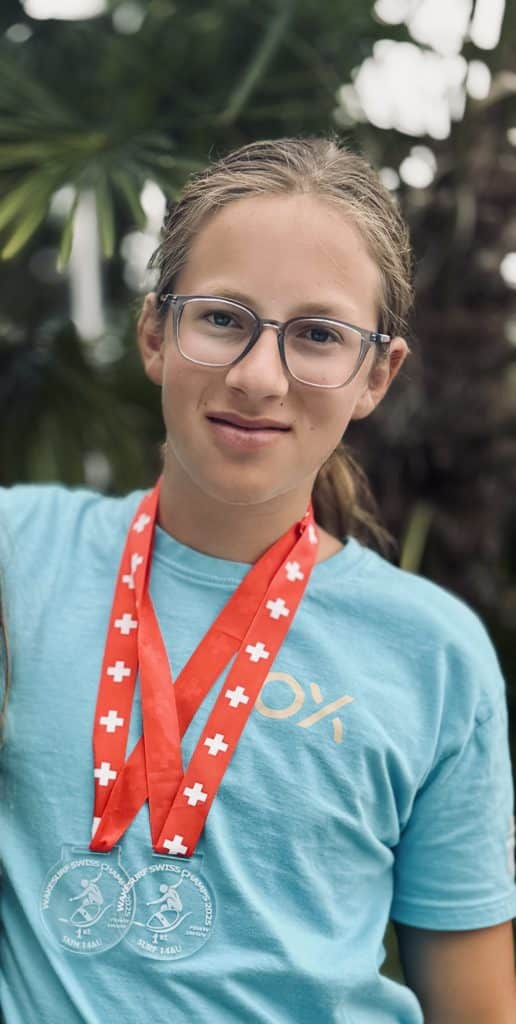 Mathieu Perren avec ses deux médailles de champion suisse de wakesurf 2025